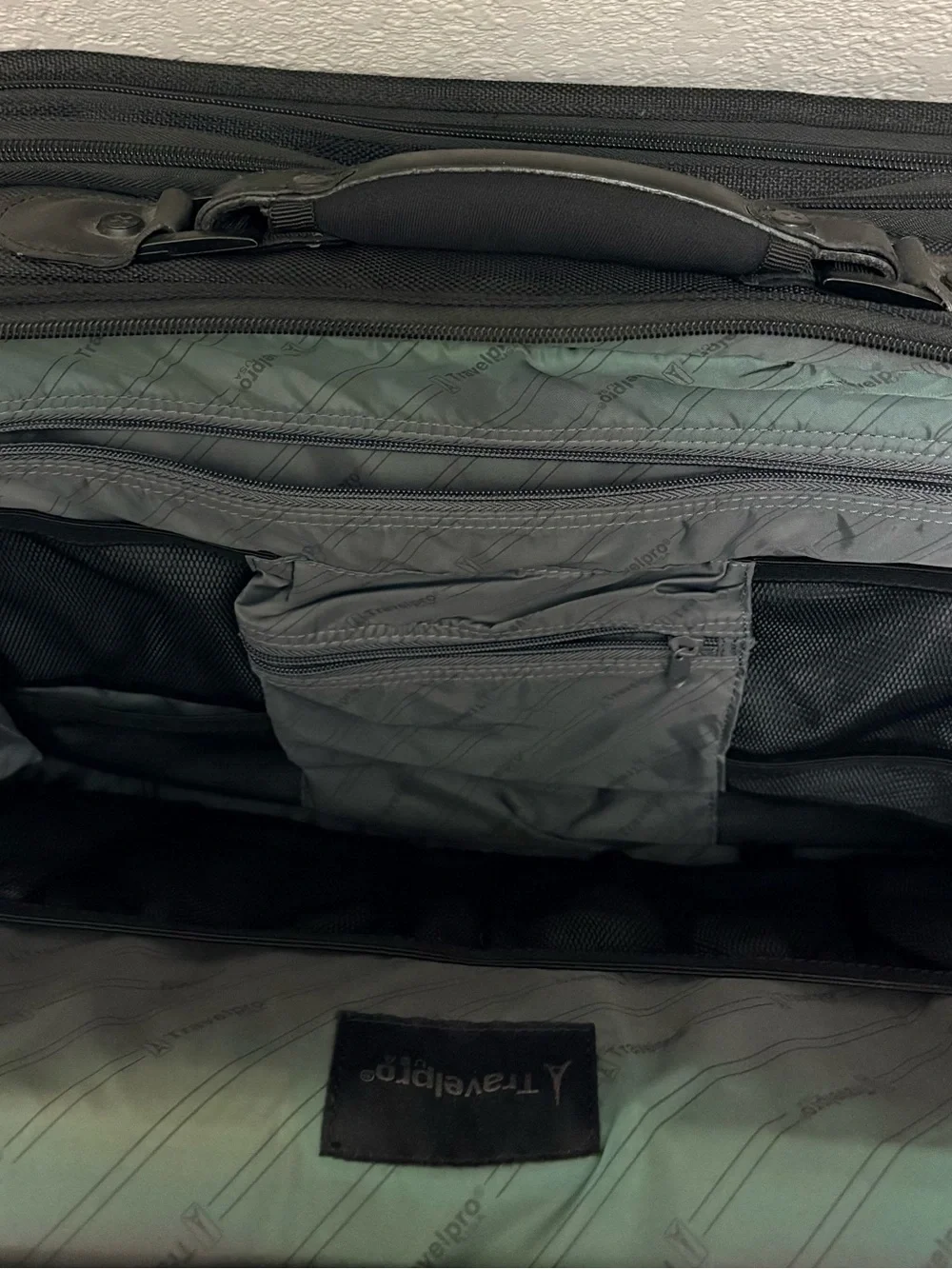 Travelpro Black Expandable Laptop Briefcase Business Travel Shoulder Bag